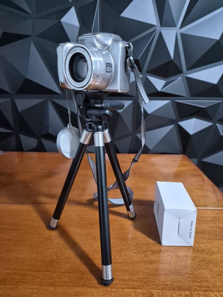 Kodak Easyshare Z612 6.1 MP Digital Camera with 12x Optical Zoom, with Battery, Charger Tripod and Carring Case. Tested. Good Co