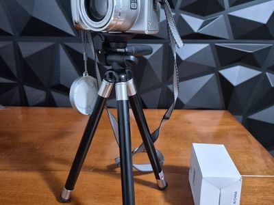 Kodak Easyshare Z612 6.1 MP Digital Camera with 12x Optical Zoom, with Battery, Charger Tripod and Carring Case. Tested. Good Co
