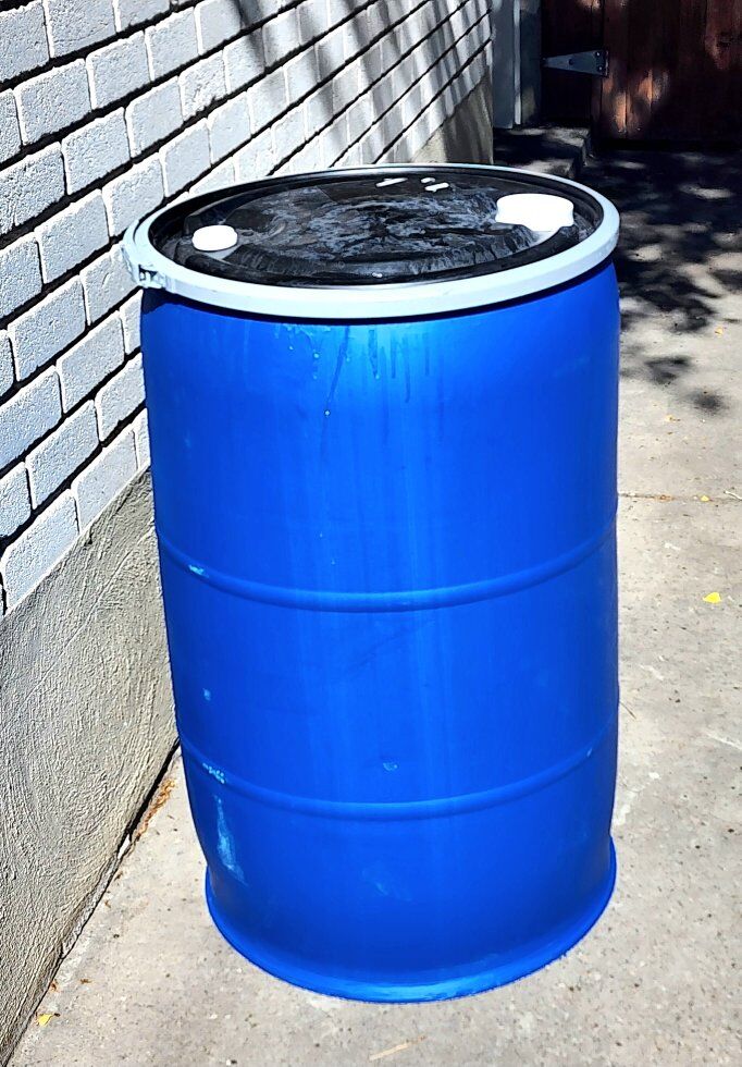 55gl open or closed top poly barrels