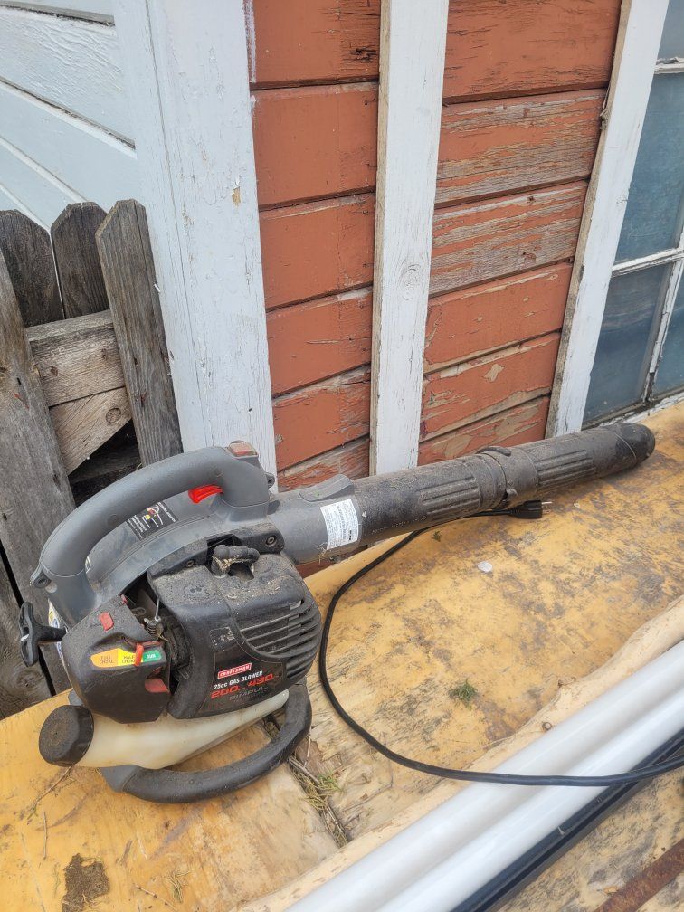 Working leaf blower
