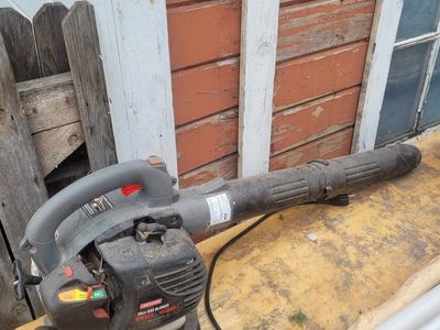 Working leaf blower