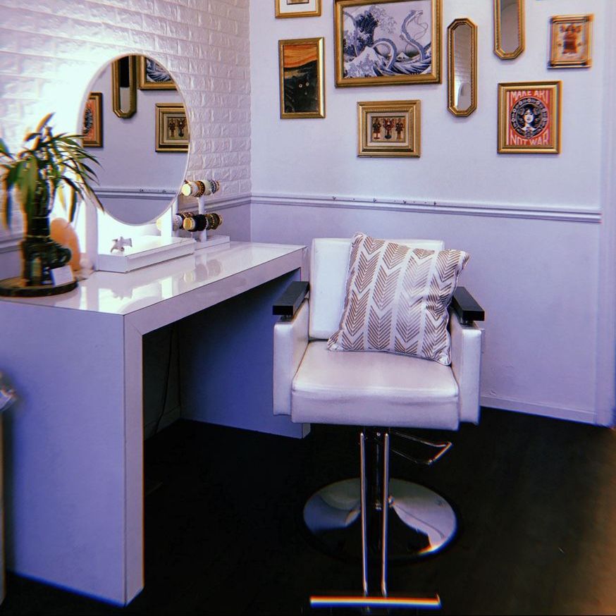 White Salon Station Set - Hydraulic Chair, Vanity Desk & Round Mirror with Storage