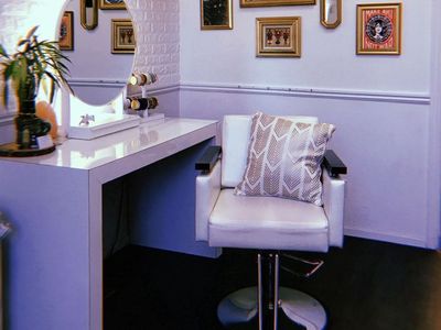 White Salon Station Set - Hydraulic Chair, Vanity Desk & Round Mirror with Storage
