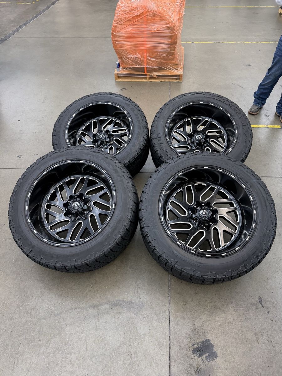 22x12 fuel triton wheels/ 35x12.50r22 falken tires