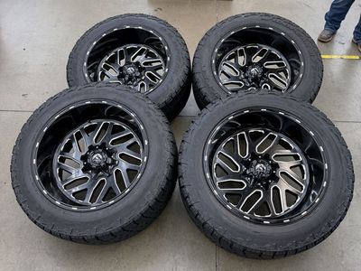 22x12 fuel triton wheels/ 35x12.50r22 falken tires