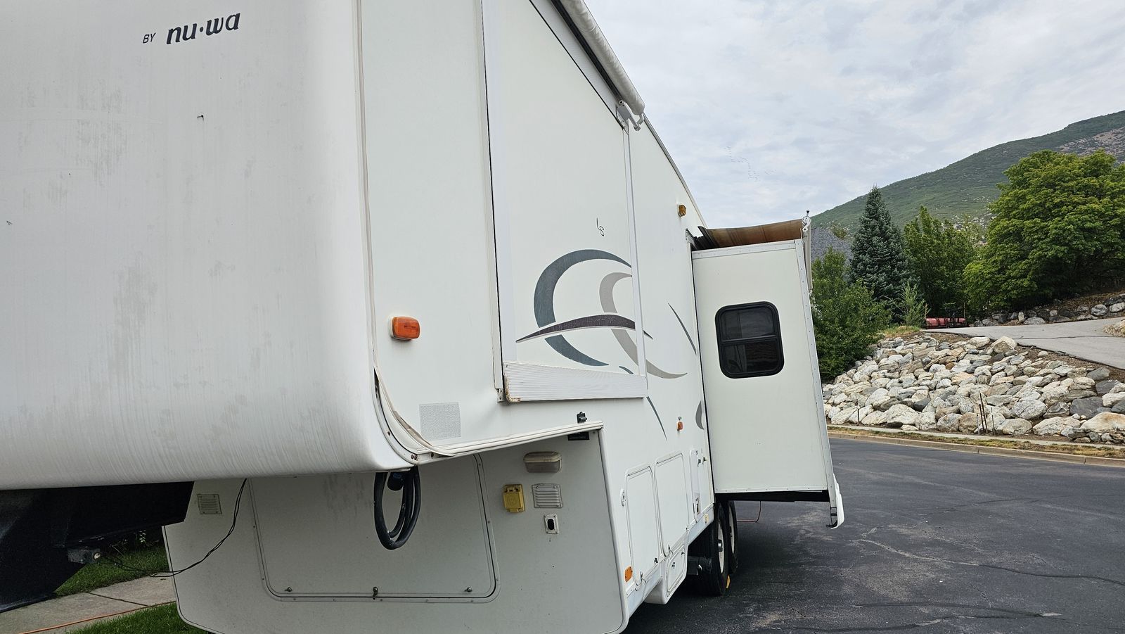 5th Wheel RV, 29.5 Feet, 2004 HitchHiker