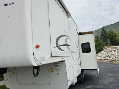 5th Wheel RV, 29.5 Feet, 2004 HitchHiker