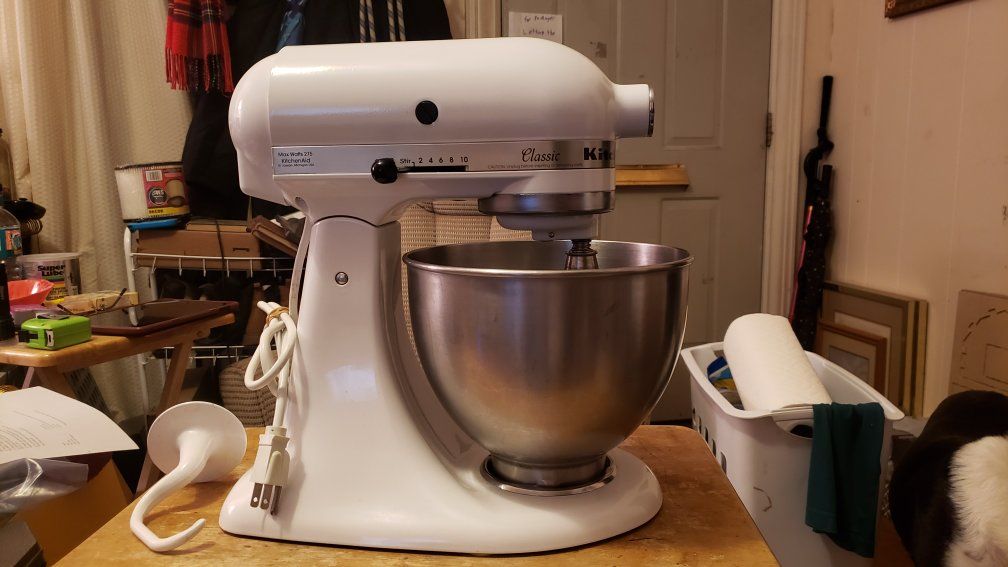 2010 model K45SS KitchenAid Classic 275W Stand Mixer - White, 4.5 Qt Stainless Steel Bowl, Dough Hook and Wisk