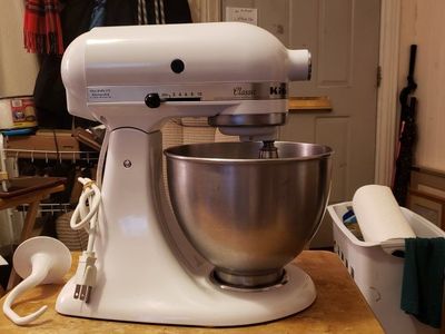 2010 model K45SS KitchenAid Classic 275W Stand Mixer - White, 4.5 Qt Stainless Steel Bowl, Dough Hook and Wisk