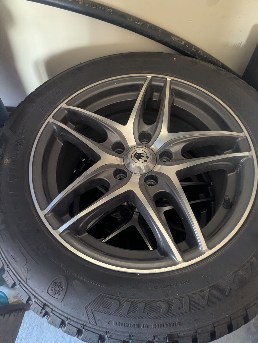 4 (215/60R16) Nearly New Studded Snow Tires mounted on Alloy Rims/wheels