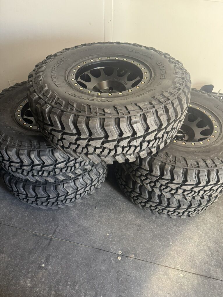 Mickey Thompson MT Tires 17 Method beadlock Wheel