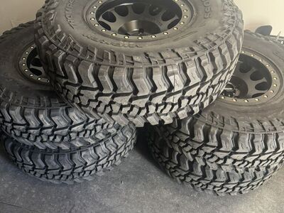 Mickey Thompson MT Tires 17 Method beadlock Wheel