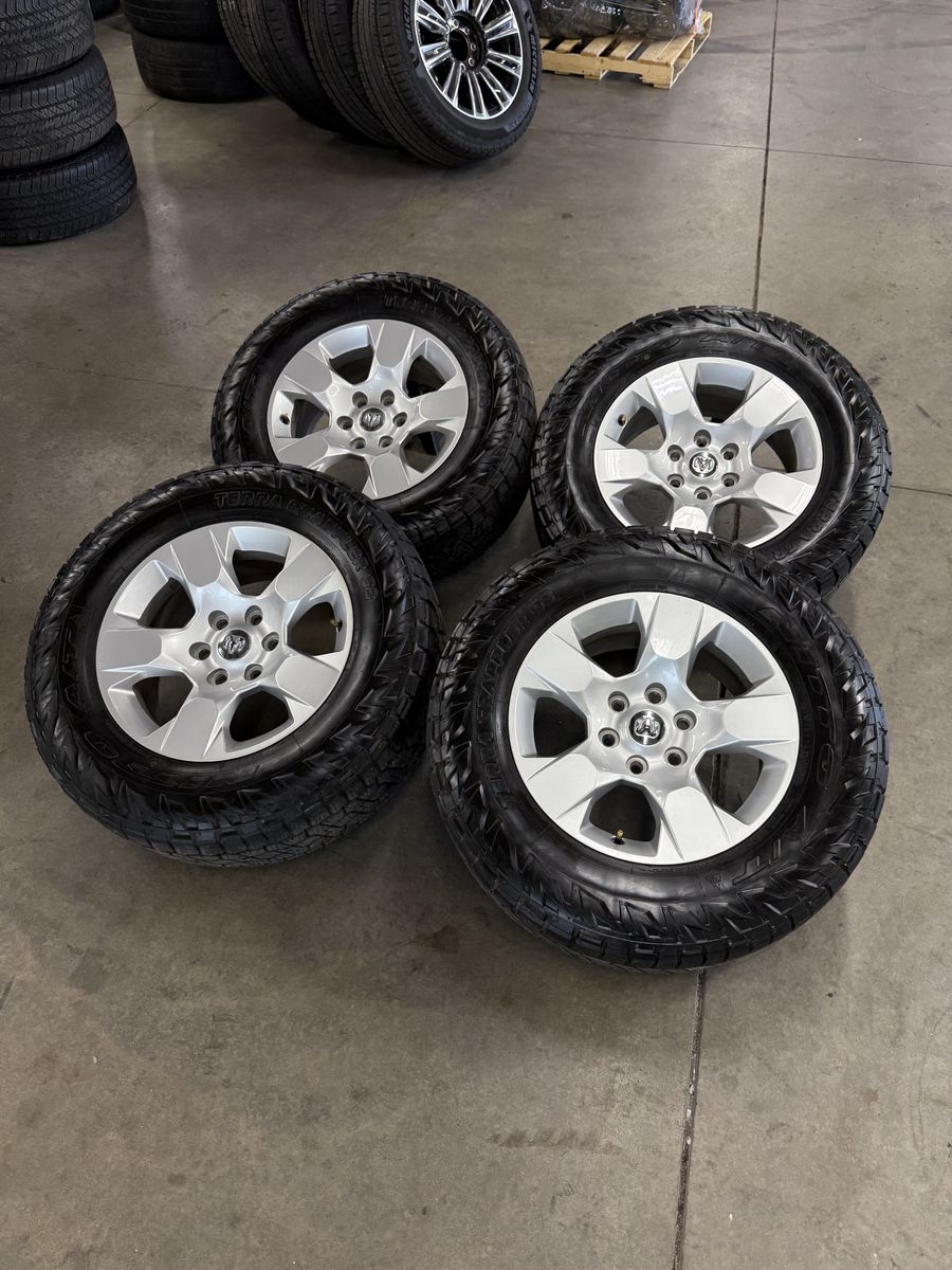 LIKE NEW 2024 Ram 1500 OEM 18in wheels/ 275/65/18