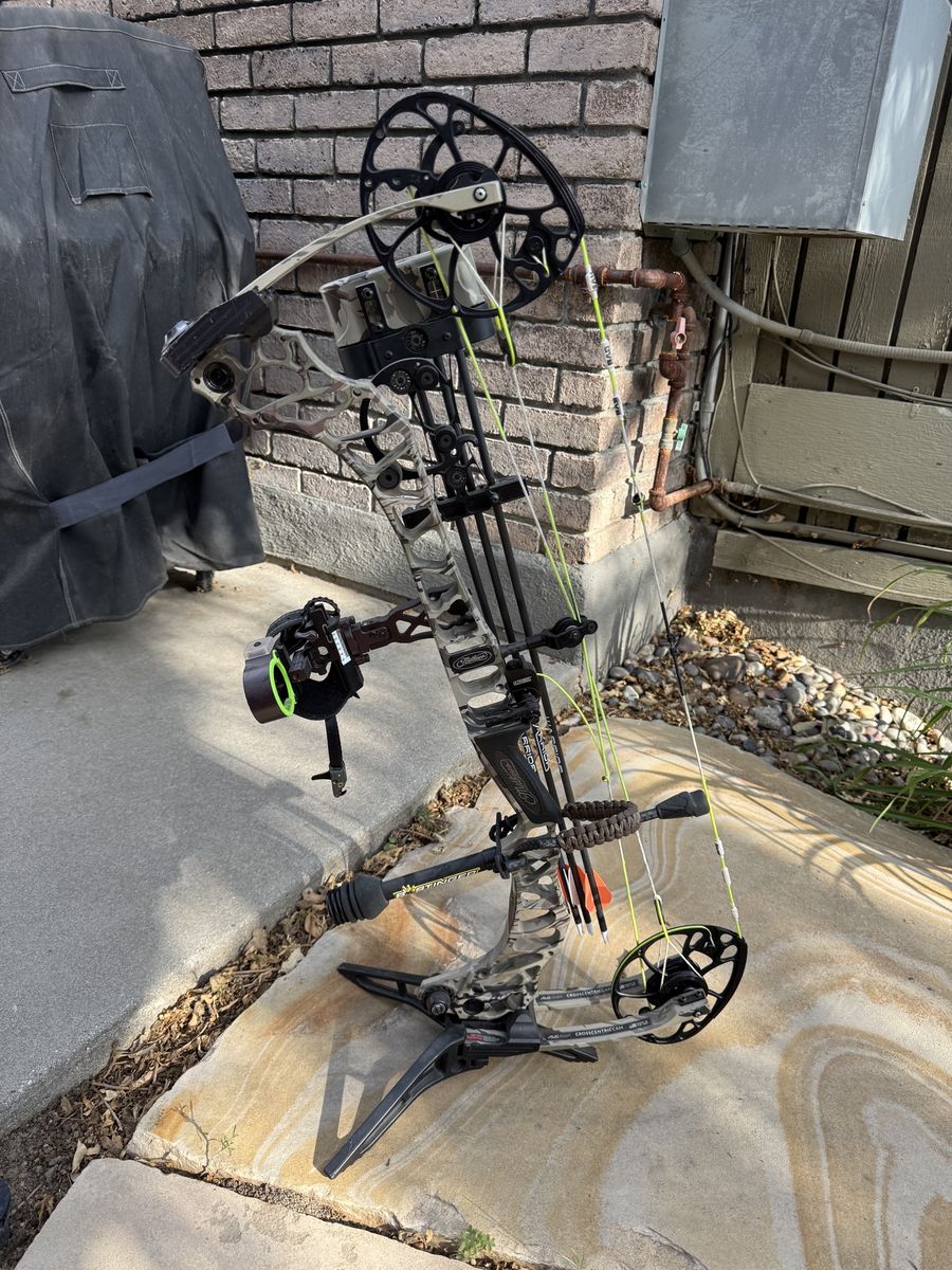 Mathews Vertix Compound Hunting Bow - Camo Finish, Right-Handed, Excellent Condition