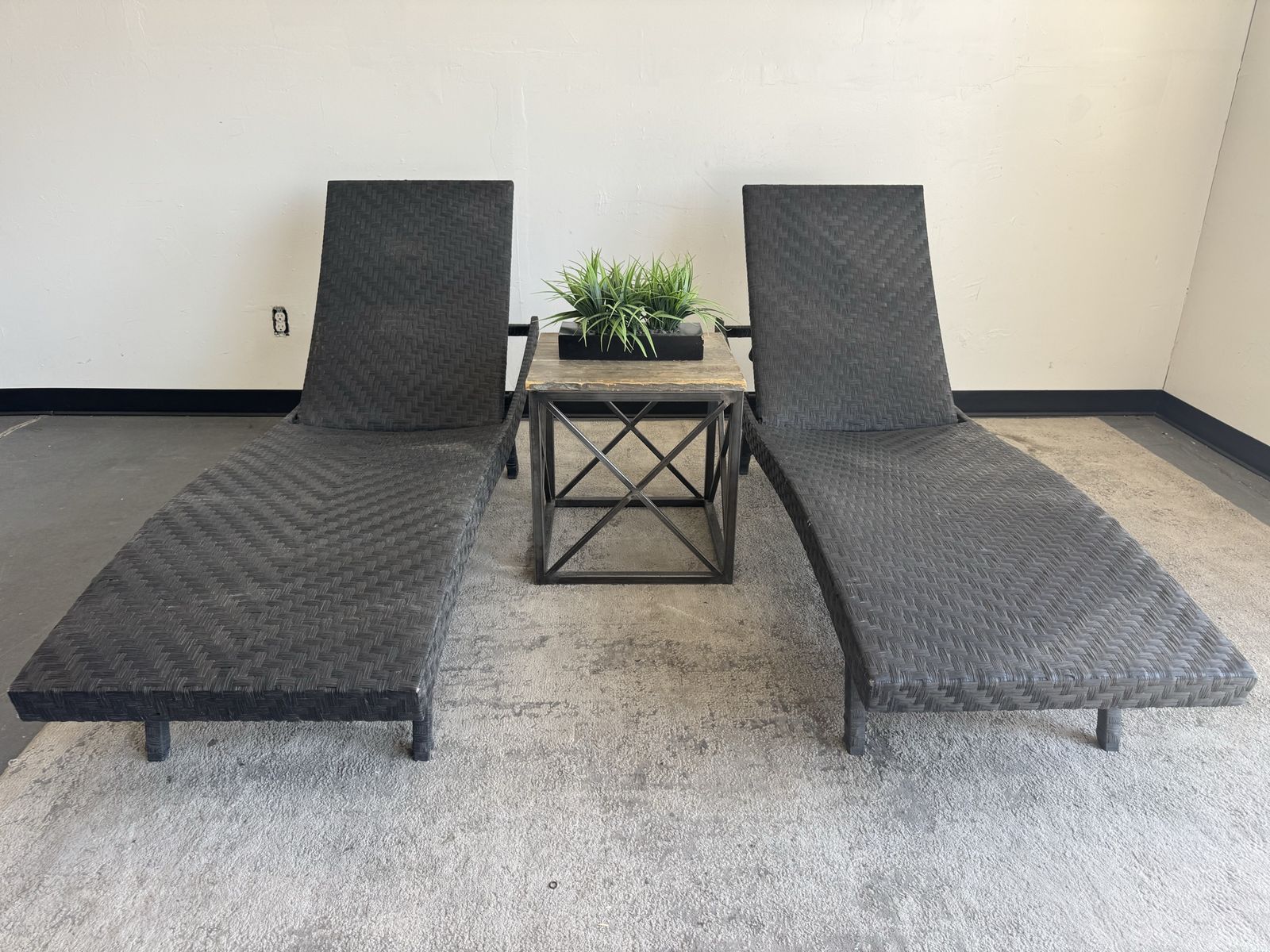 COSTCO OUTDOOR PATIO WOVEN CHAISE LOUNGE SET