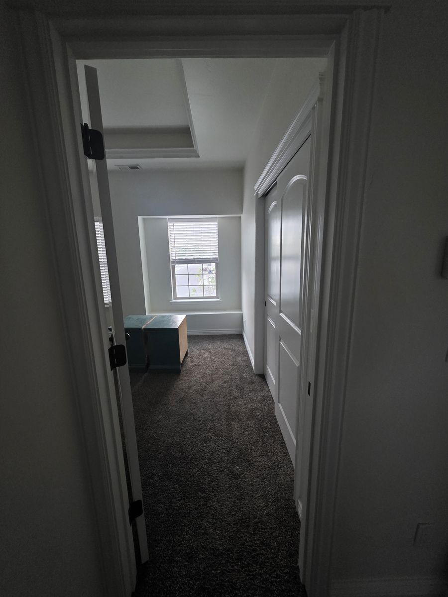 Spacious 12x12 Room with Reading Nook & Large Yard