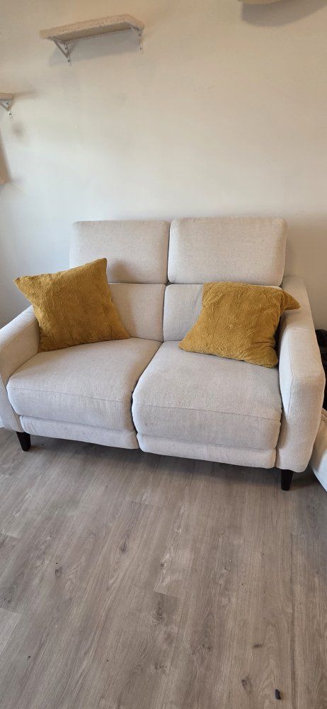 Electric reclinable couch