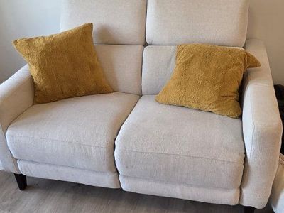 Electric reclinable couch