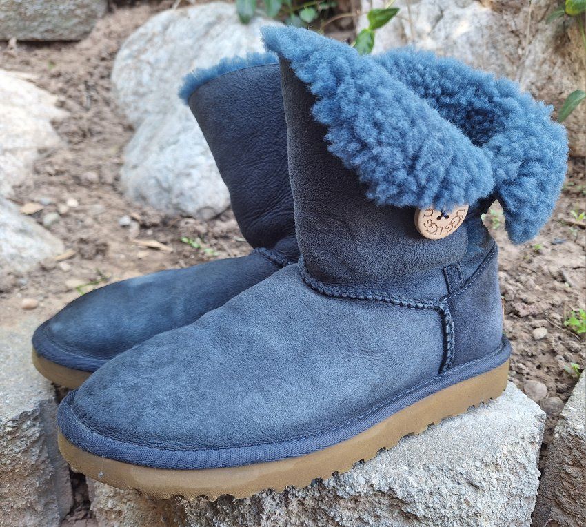 Womens 8 Navy Blue UGG  Warm Sheepskin Boots