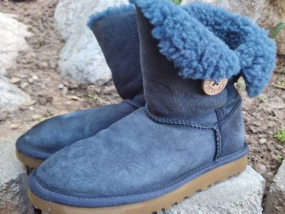 Womens 8 Navy Blue UGG Warm Sheepskin Boots