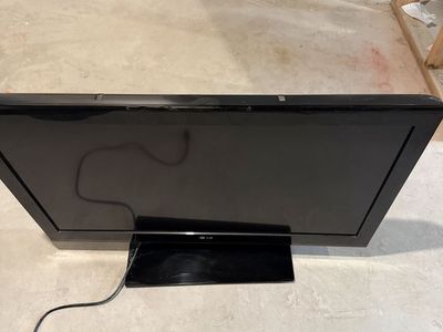 LG TV 37IN