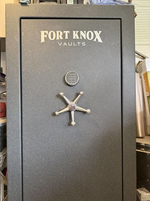 Never used FORT KNOX Maverick 6637 Knox safe only $2200 less than 50% of new.