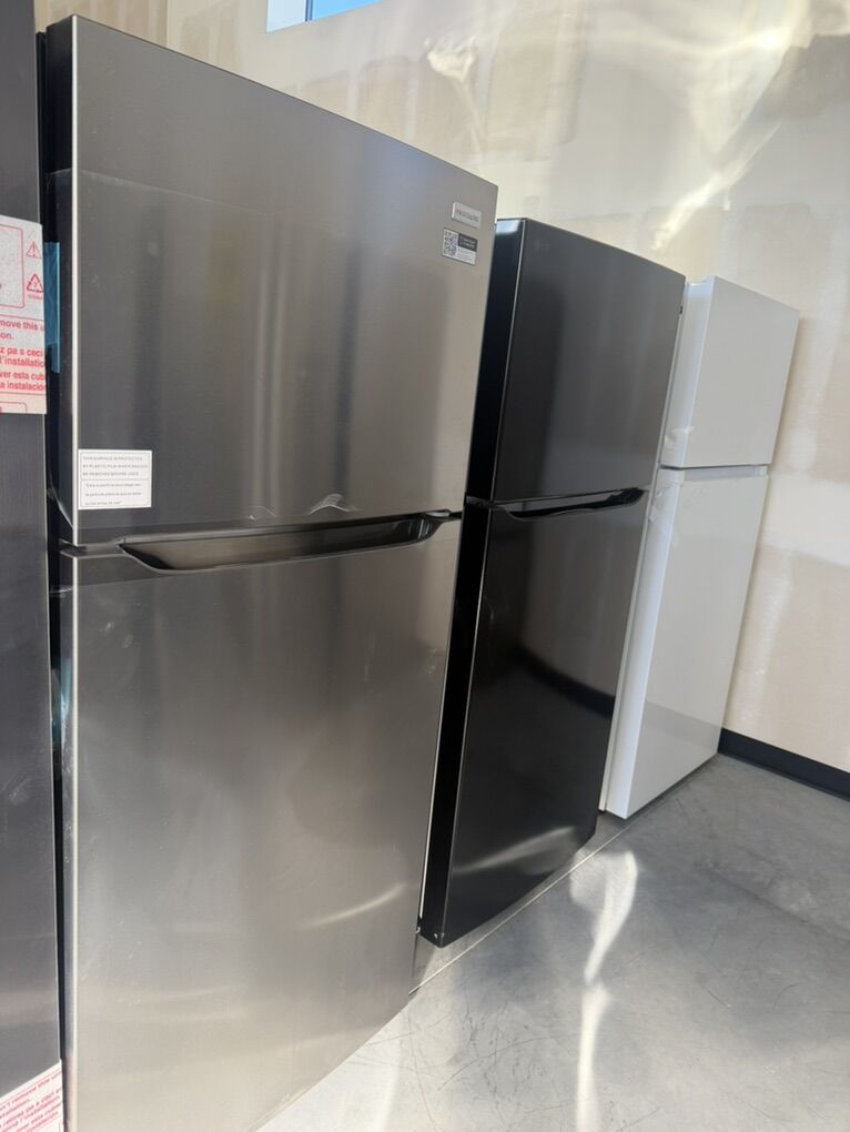 TOP FREEZER REFRIGERATOR