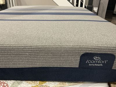 Queen serta icomfort mattress great condition
