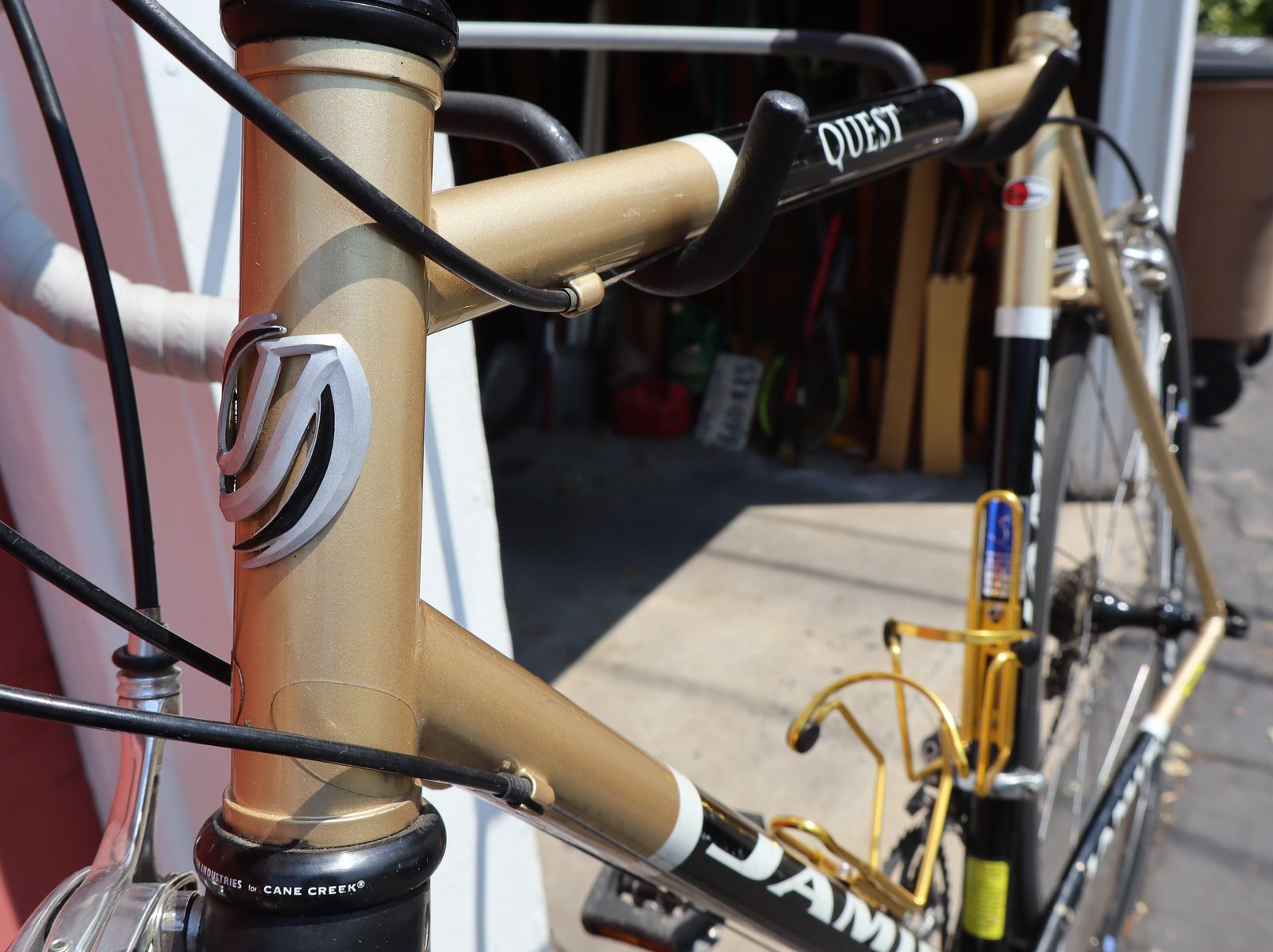 Jamis Quest - Steel Frame Road Bike w Carbon Fork - Shimano 105 - 55cm 