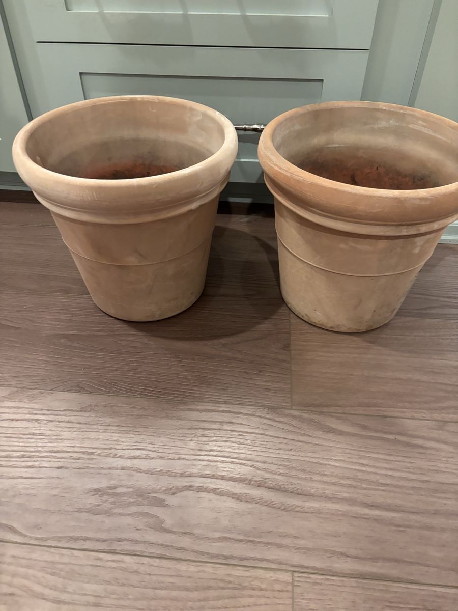 Pair of plastic planter pots 13x12