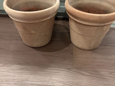 Pair of plastic planter pots 13x12