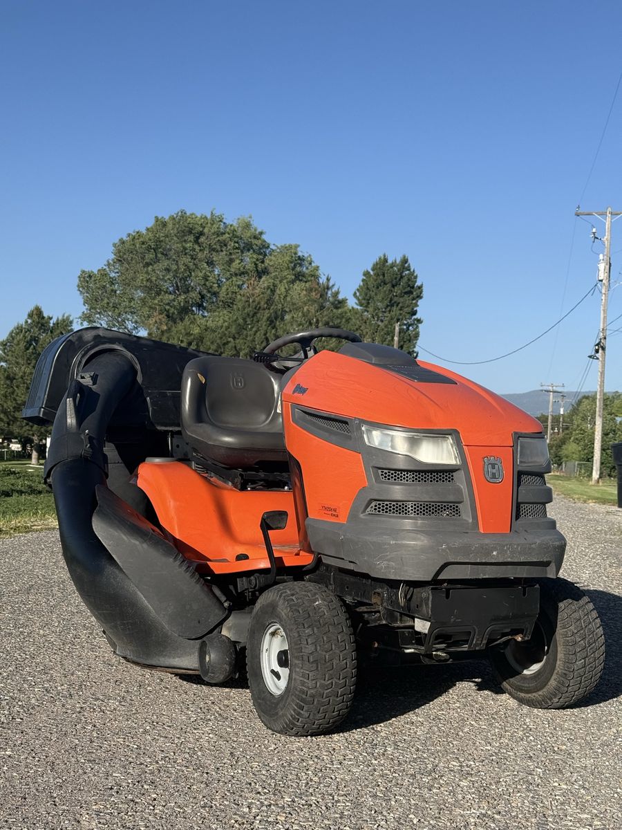 Husqvarna YTH20K46 Riding Lawn Mower w/ Bagger
