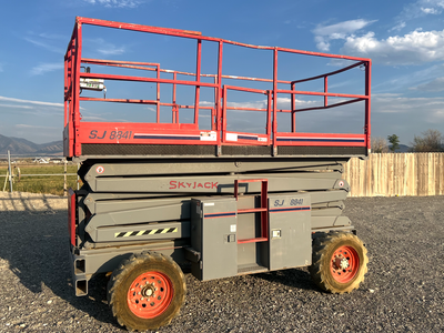 Skyjack SJ8841 Scissor Lift – Runs Well – 2WD – Rugged Never-Flat Tires