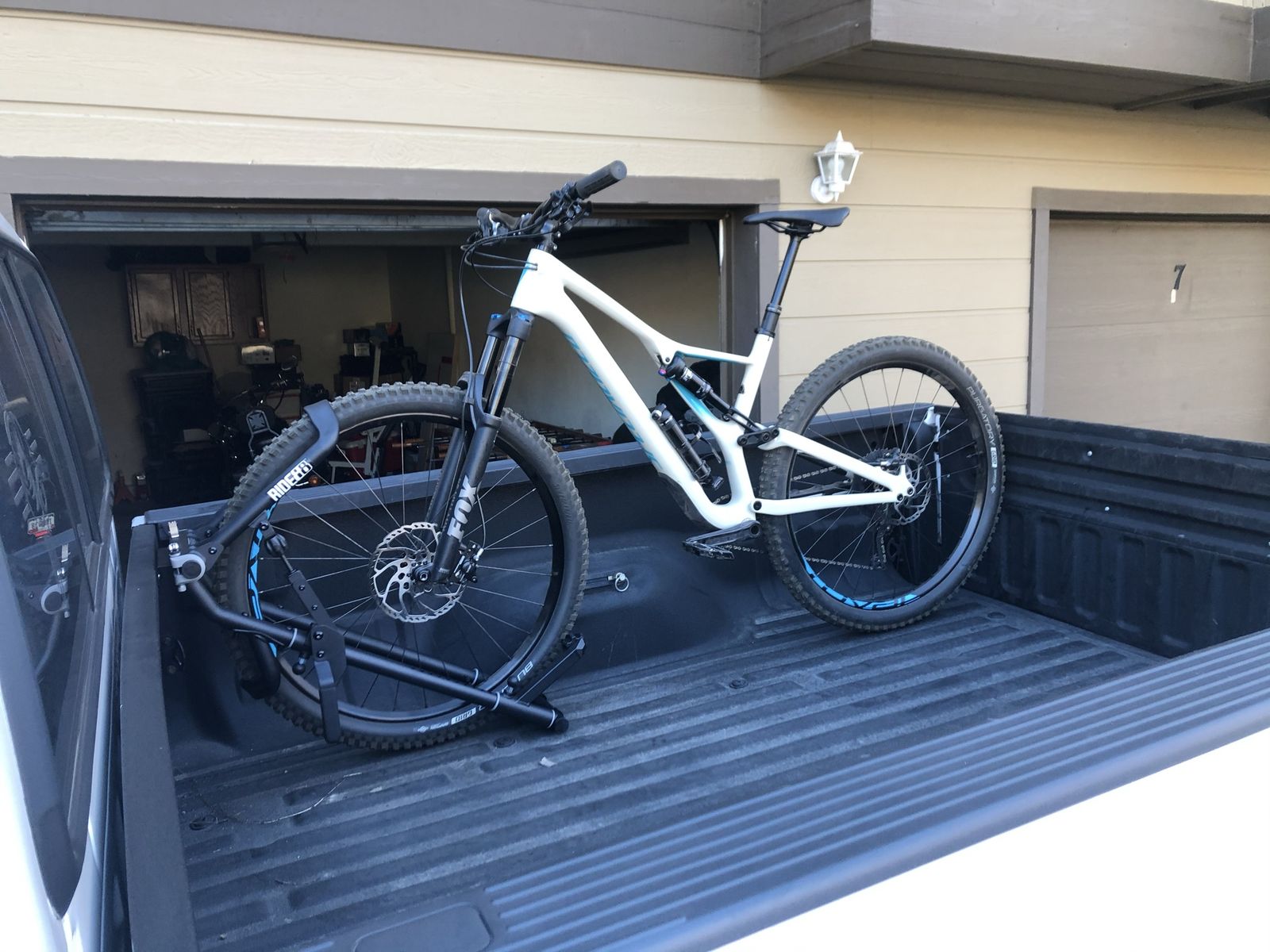 Specialized Stumpjumper ST Comp carbon 29 Mountain Bike - White/Blue, Full Suspension
