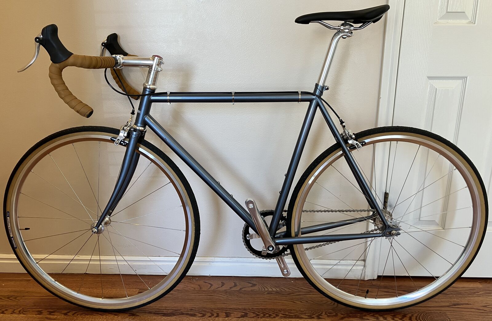 WABI CLASSIC HIGH-QUALITY FIXED GEAR BIKE NEVER USED!