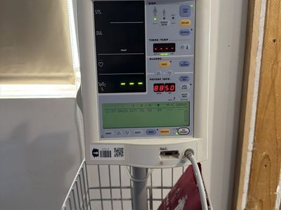 Datascope Accutorr Plus CPS-CLINICS Vital Signs Monitor with Rolling Stand & Cuffs