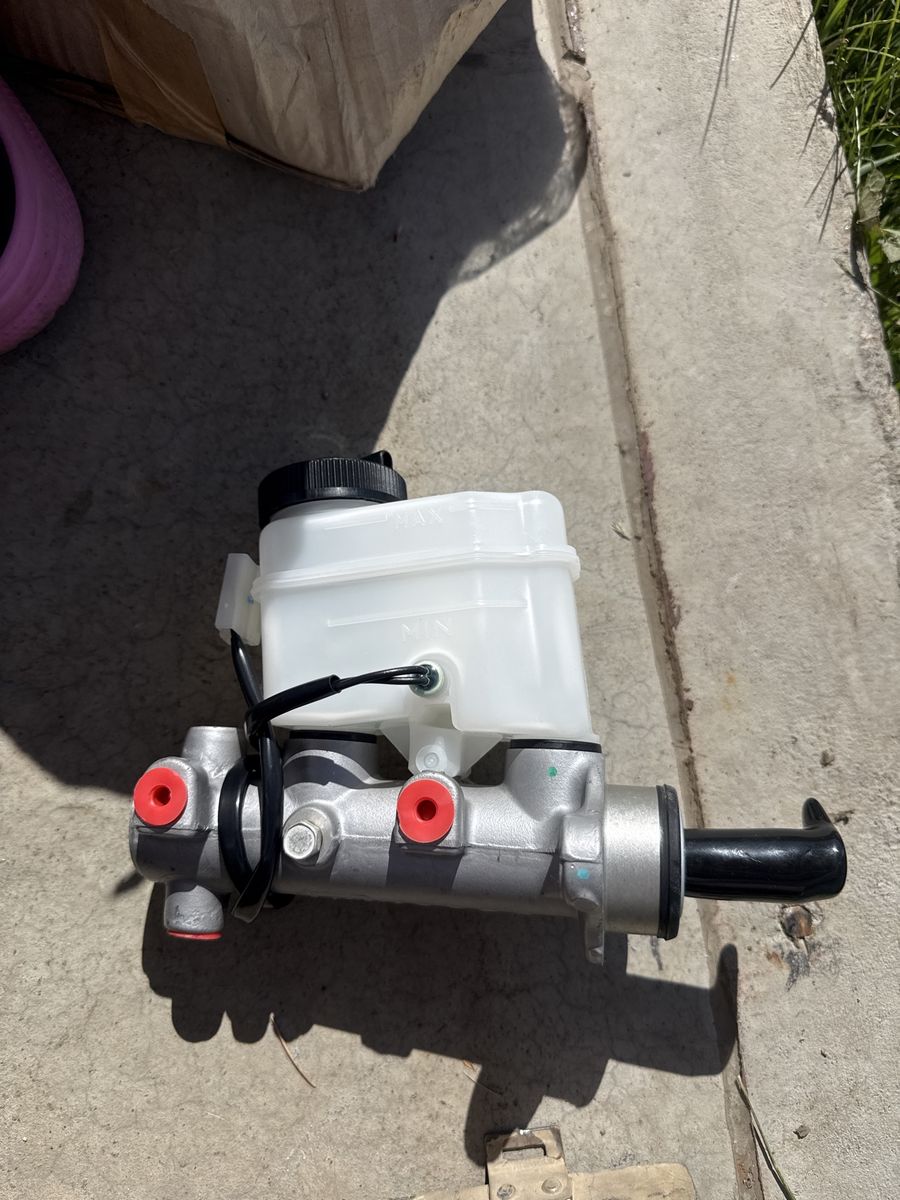 Car brake master cylinder