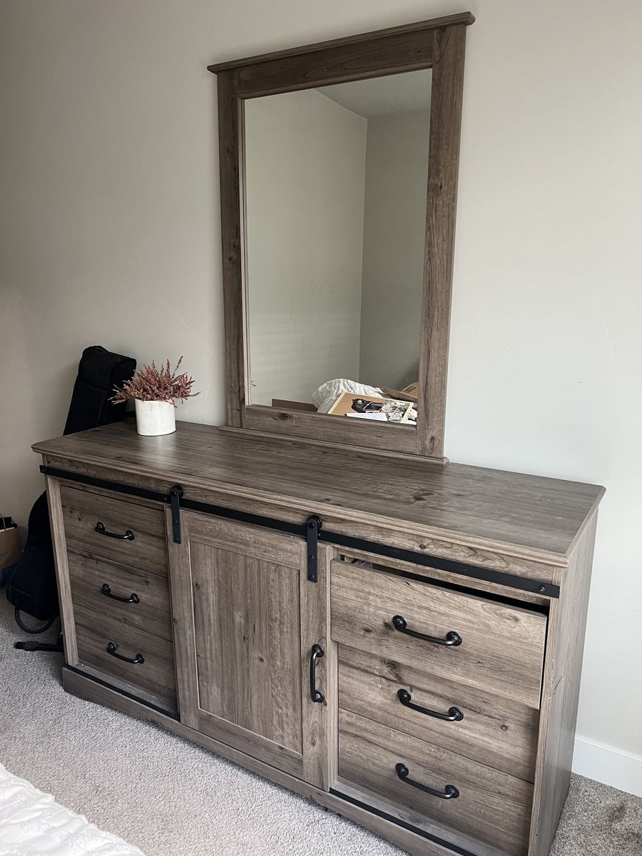 Dresser with detachable mirror