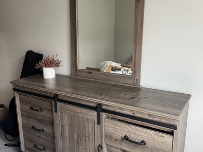 Dresser with detachable mirror