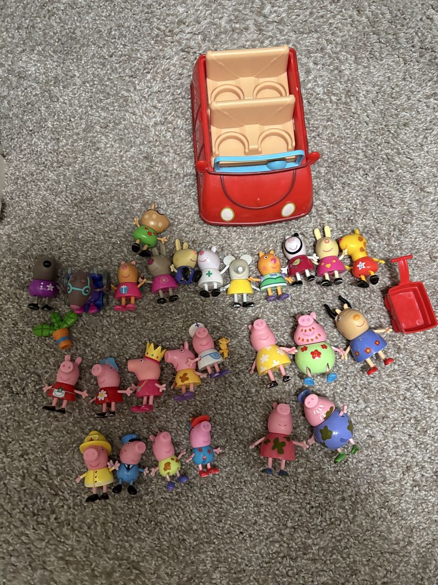 Peppa pig characters and car