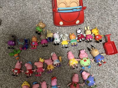 Peppa pig characters and car
