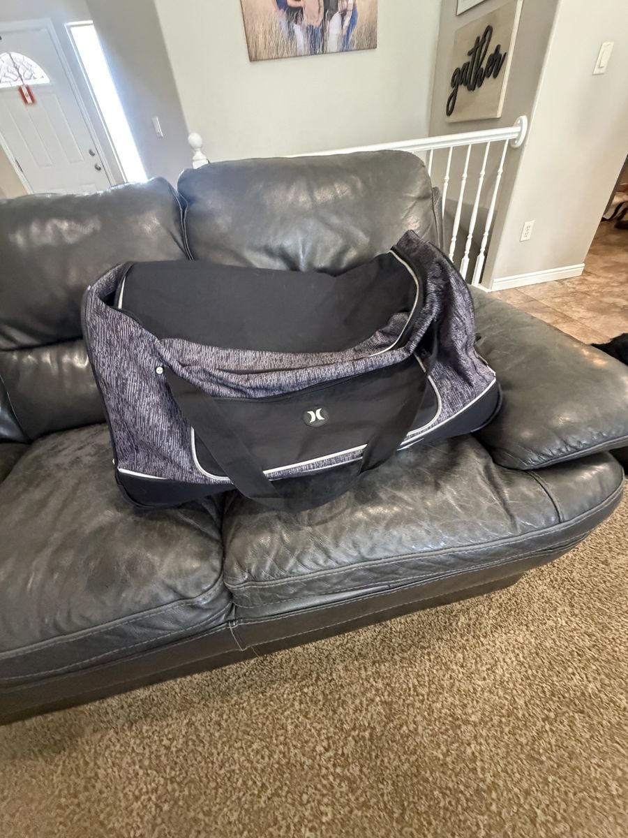 Hurley Rolling Duffle Bag Black Gray