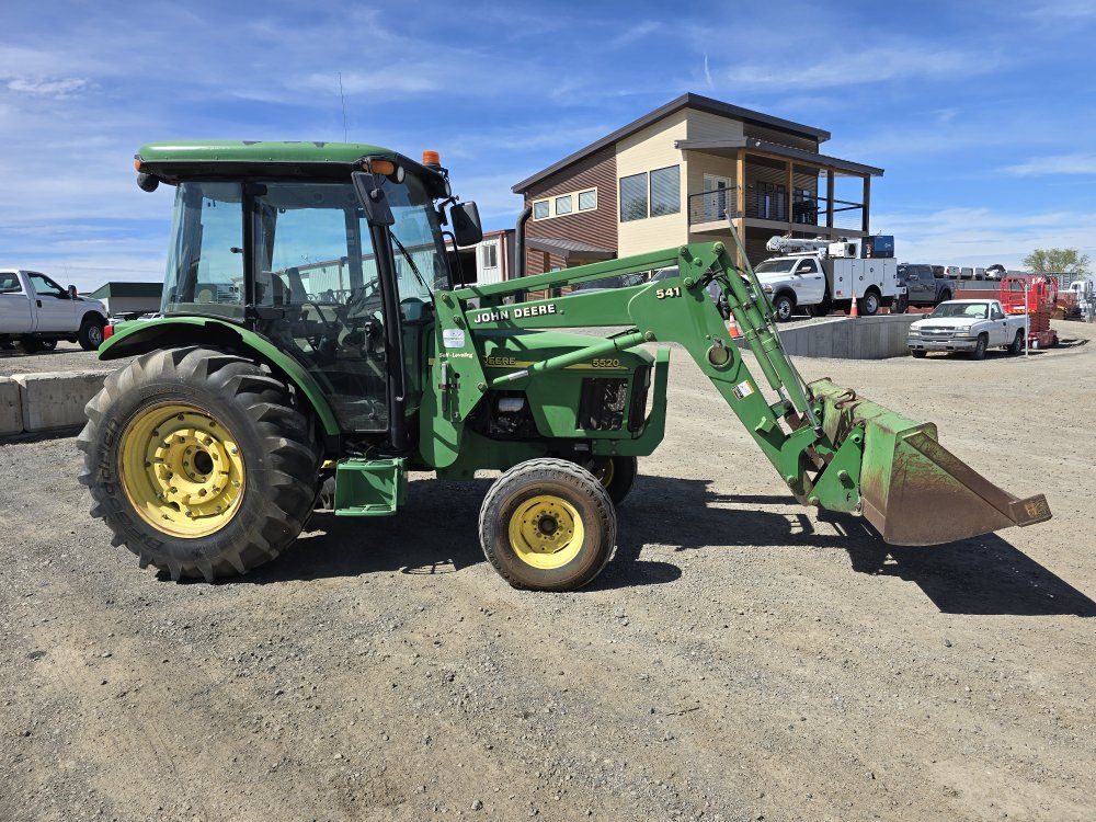 2002 John Deere 5520 Tractor w/Loader 5,200hrs