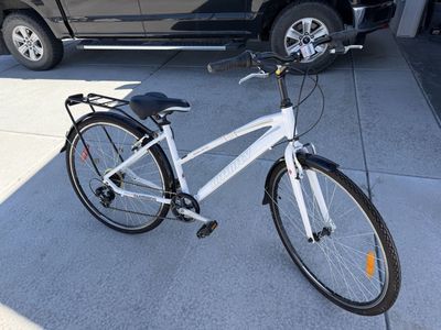 White Infinity Comfort Hybrid Bike – Like New – Costco
