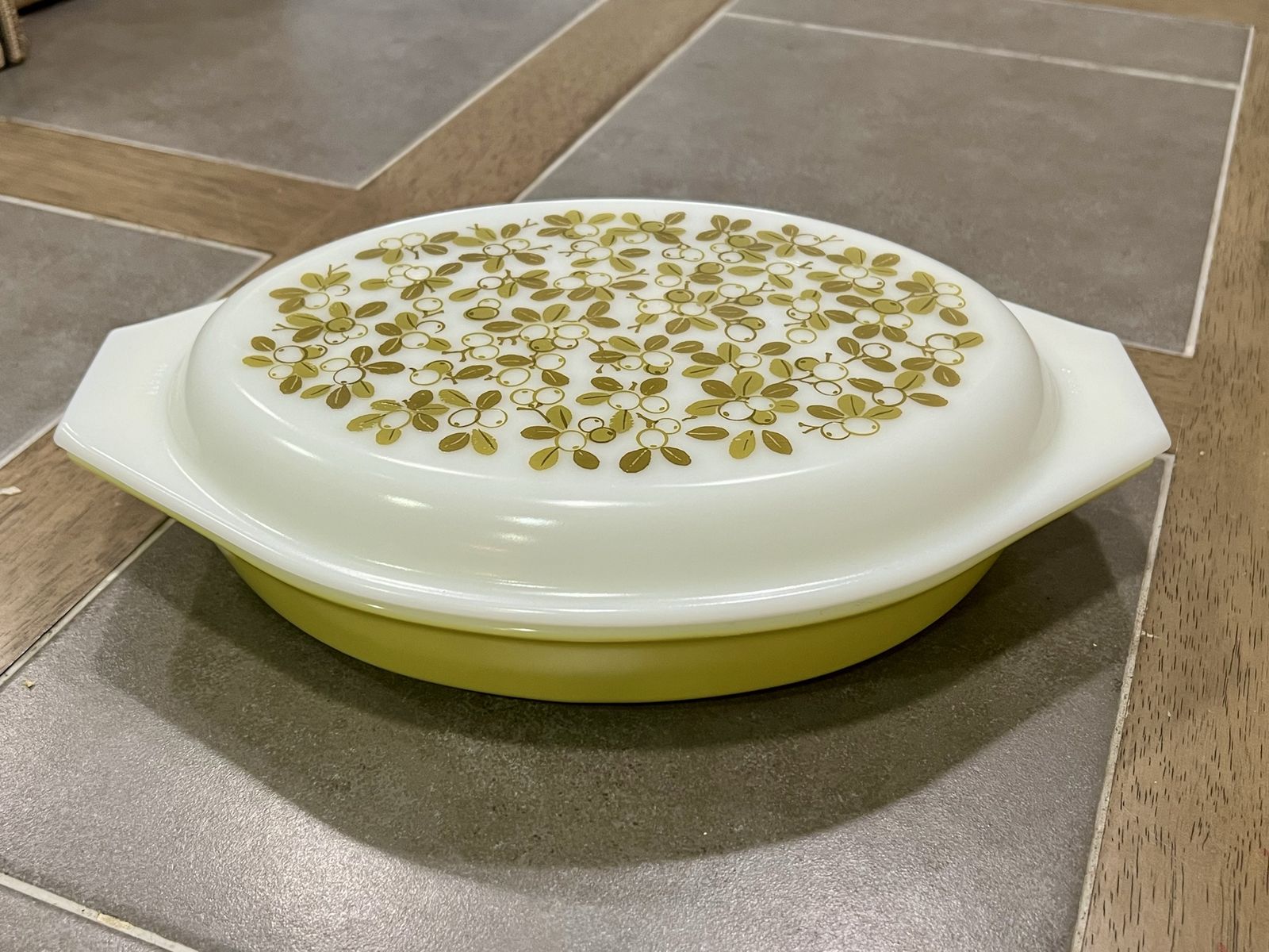 Vintage Pyrex Casserole Dish – Spring Blossom (Crazy Daisy)