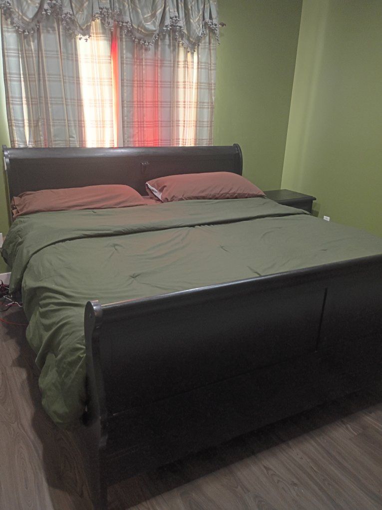 King Size Bed with the 2 Nightstands
