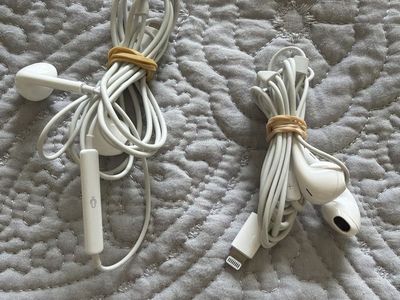 Older Apple earphones for iPhone 13