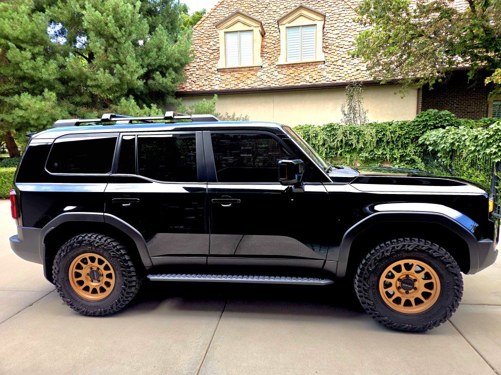 Toyota Land Cruiser - Black, Loaded