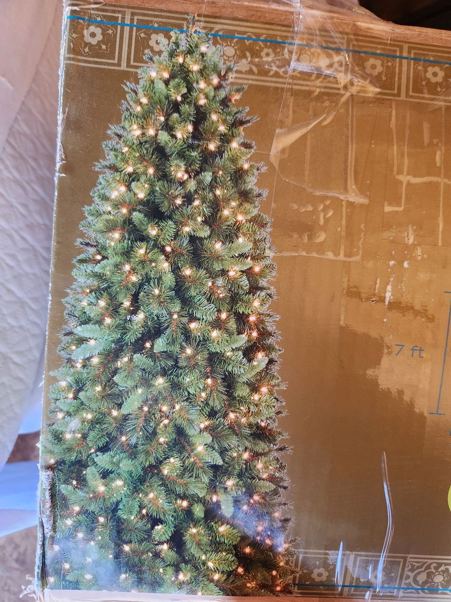 Jaclyn Smith Today 7 ft Stratford Slim Pine Tree with 500 Lights