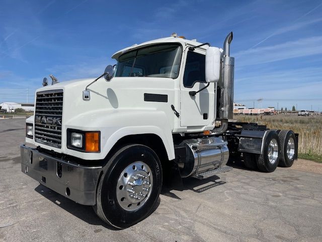 2006 Mack CH613 Day Cab with a 2-Line Wet Kit